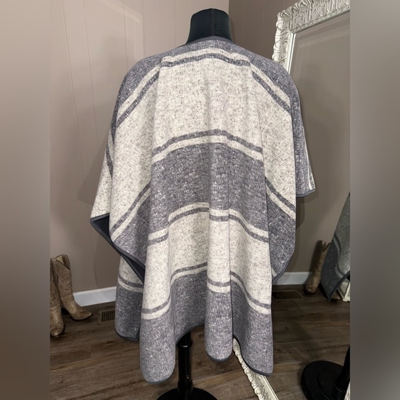 Ike Behar • Lagenlook Reversible Blanket Boho Shawl Poncho - Picture 5 of 6